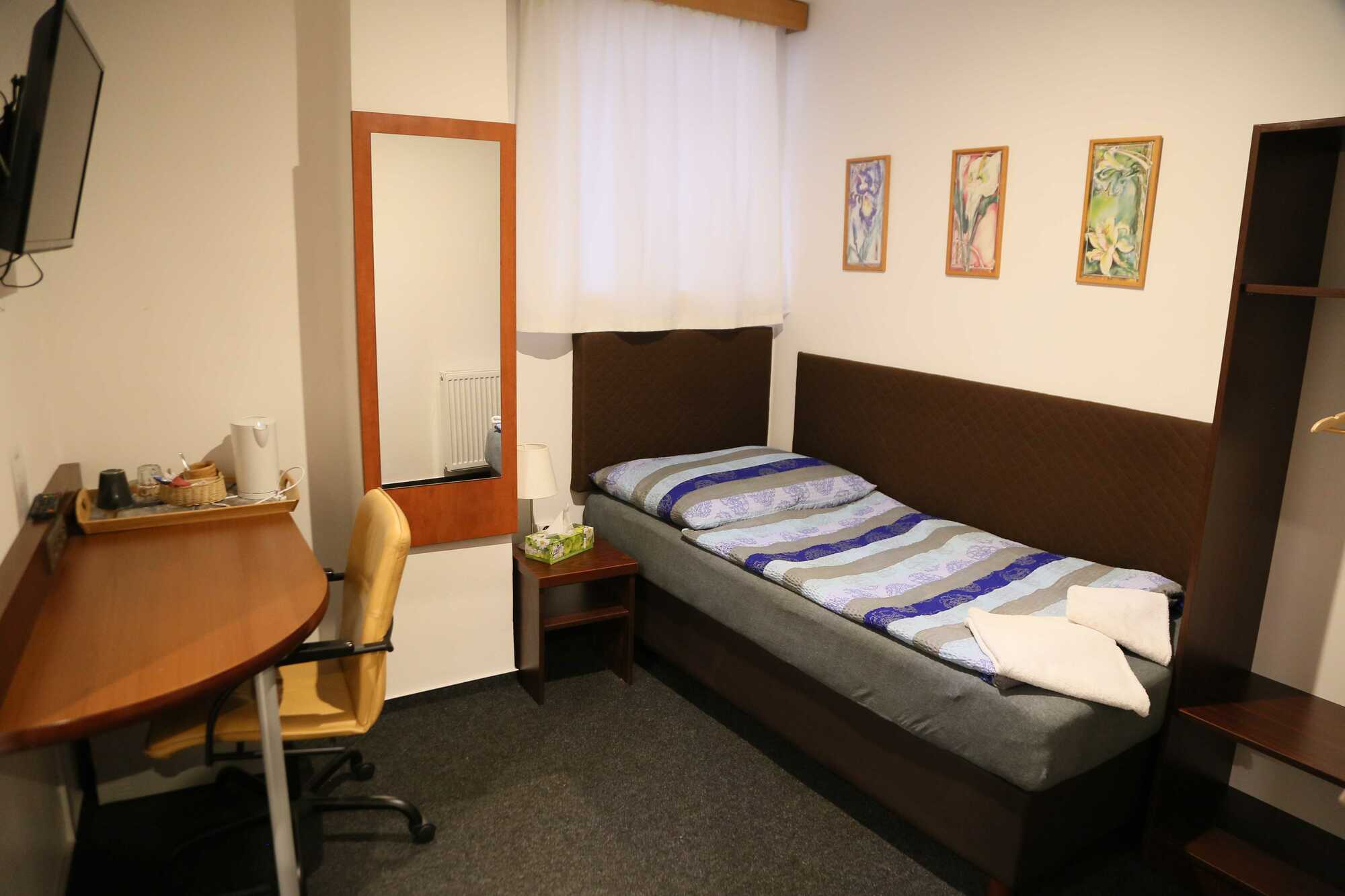 Pokoj 6 – Jednolůžkový se sociálním zařízením na pokoji
