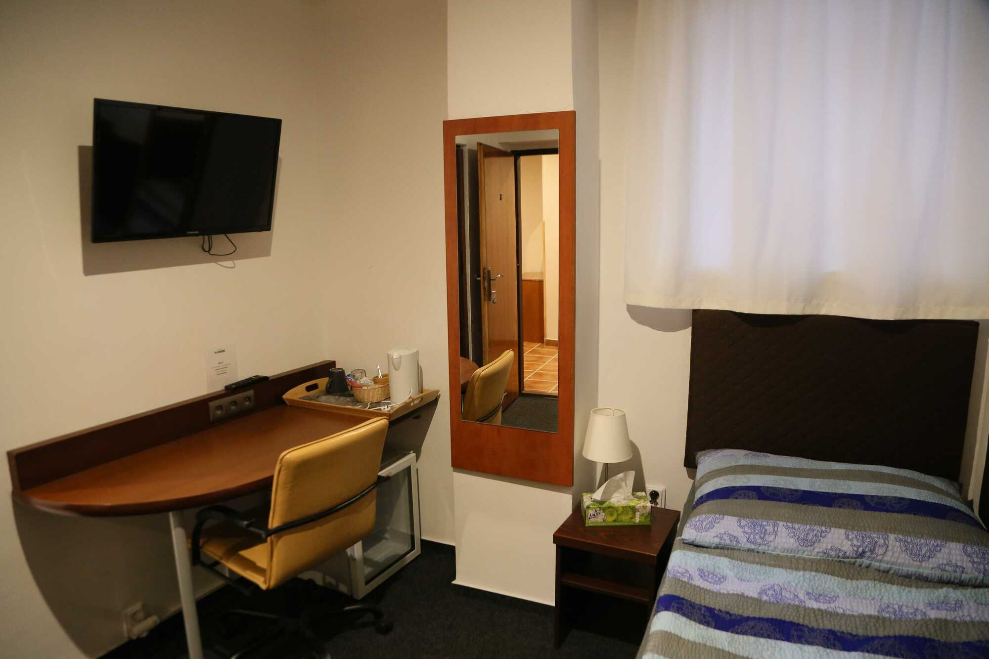 Pokoj 6 – Jednolůžkový se sociálním zařízením na pokoji