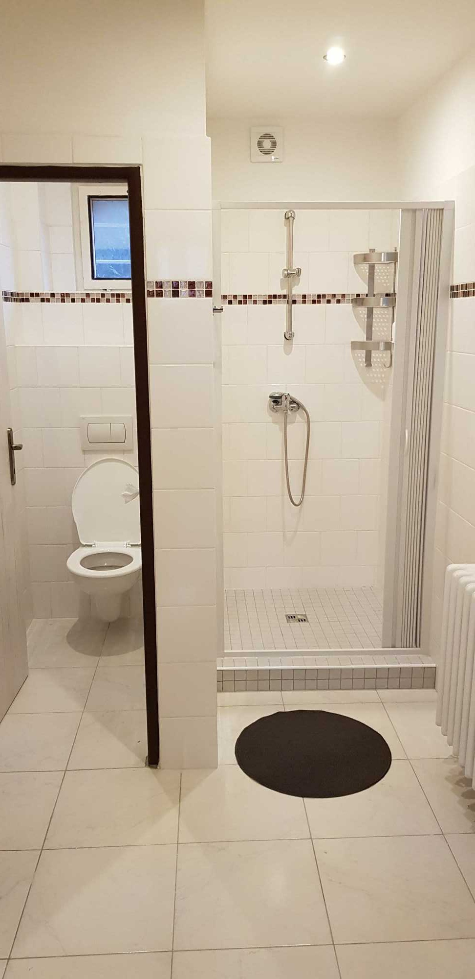 Pokoj 7 – Dvoulůžkový se sociálním zařízením na pokoji